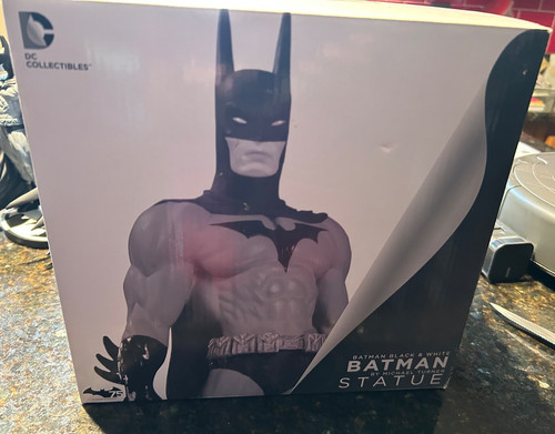 Batman black and - black, statue